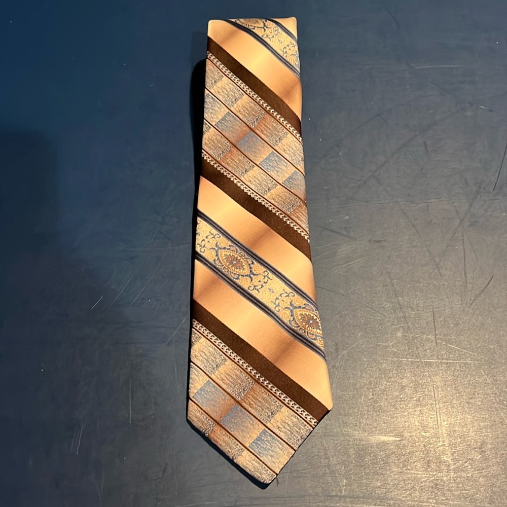 Vintage Beau Brummell men’s necktie 58” long by 3.5” wide 100% polyester